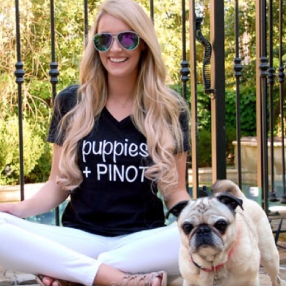 🐶 "𝗣𝗼𝗽𝗽𝗶𝗲𝘀 & 𝗣𝗶𝗻𝗼𝘁" 🍷(𝗚𝗿𝗲𝗴𝗴𝗶𝗼 𝗪𝗶𝗻𝗲)) V-Neck Tee - Picture 6 of 8